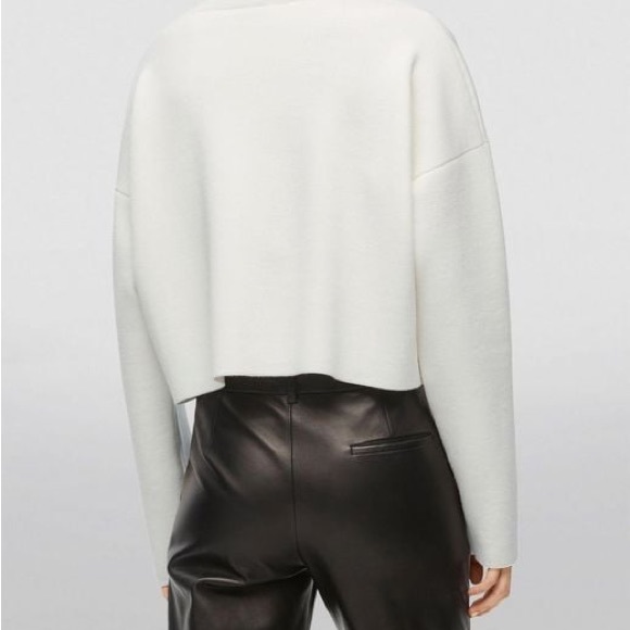 Loewe 2023 New 3D Embossed LOGO Cashmere Sweater featuring a sculpted design. - Picture 4 of 7